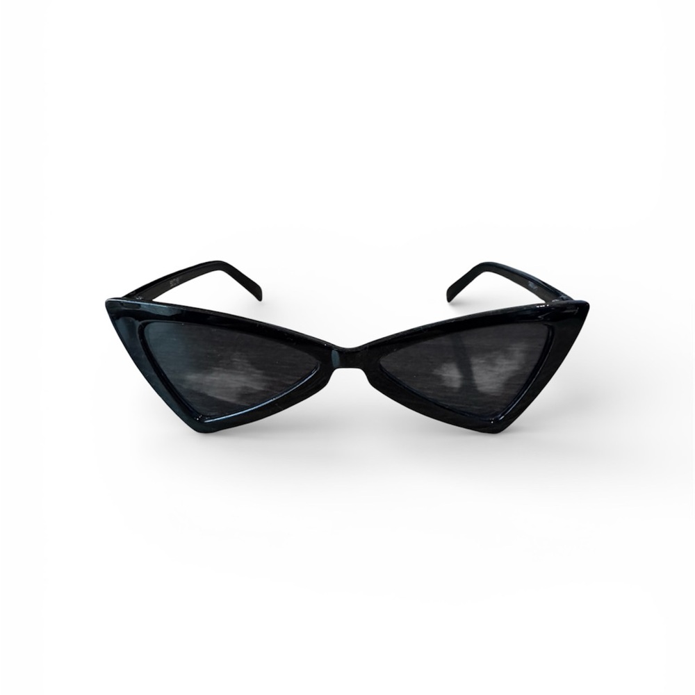 Chic Black Cat-Eye Sunglasses
